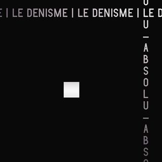 Un carré blanc au milieu d'un fond noir, dans l'angle supérieur droit se croisent des bandeaux de textes qui disent LE DENISME et ABSOLU