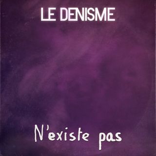 Un fond de brouillard violet dans lequel ne figure rien. Centré en haut de la pochette, le nom de l'artiste LE DENISME. Centré en bas de la pochette en écriture manuscrite grasse et peu assurée, le titre du single, N'existe pas.