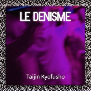Dans un cadre à la texture de neige/bruit de télévision cathodique, une image floue et animée de fête aux teintes violettes. Centré en haut de cette image, le nom de l'artiste LE DENISME. Centré en bas de l'image, le titre du single, Taijin Kyofusho.